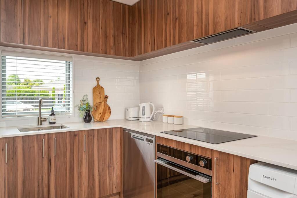 Hop, Skip, Jump To The ! Apartamento *